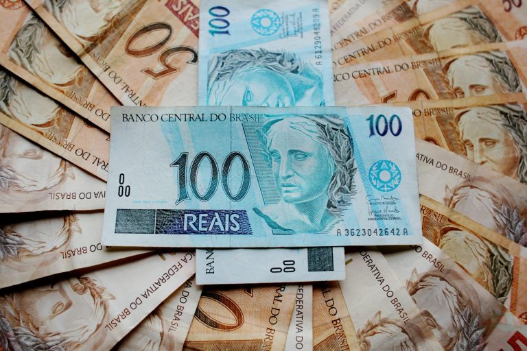 Kokias paslaugas teikia valiutos keityklos prekybos centre „Maxima“? -